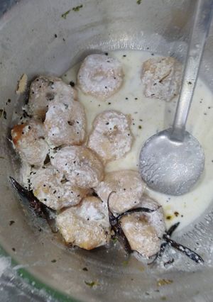 A picture of Dahi bara.