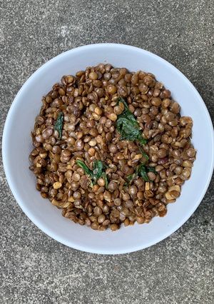 Una foto de Lentejas thai con albahaca y ajo