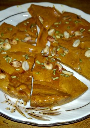 A picture of Honeycomb Candy / Gur Gatta.