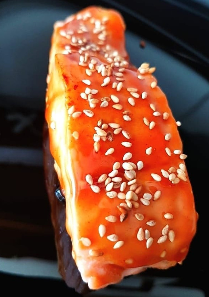 Una foto de Poké Salmón teriyaki