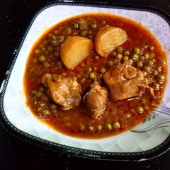 Karahi style alu matr chicken ka salen A picture of Karahi style alu matr chicken ka salen.