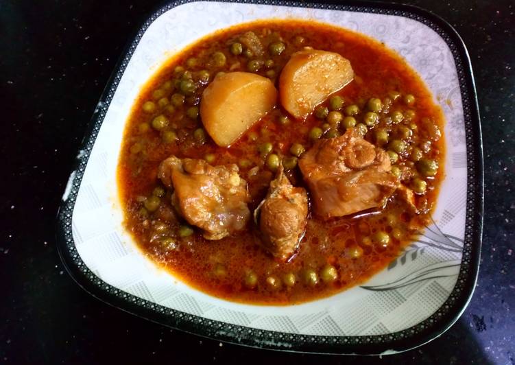 Recipe of Yummy Karahi style alu matr chicken ka salen