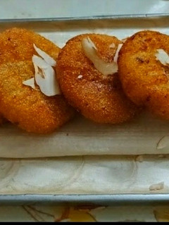 सूजी से बनी स्वीट डिश (Suji se bane sweet dish recipe in Hindi) रेसिपी मुख्य फोटो