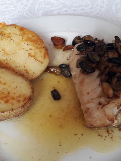 Una foto de Bacalao a la mantequilla con aceitunas