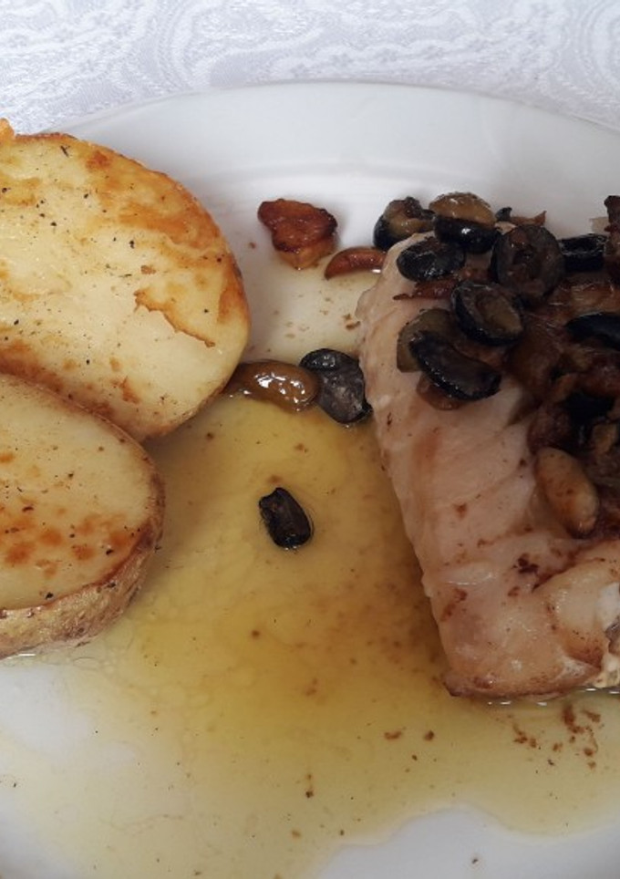Una foto de Bacalao a la mantequilla con aceitunas