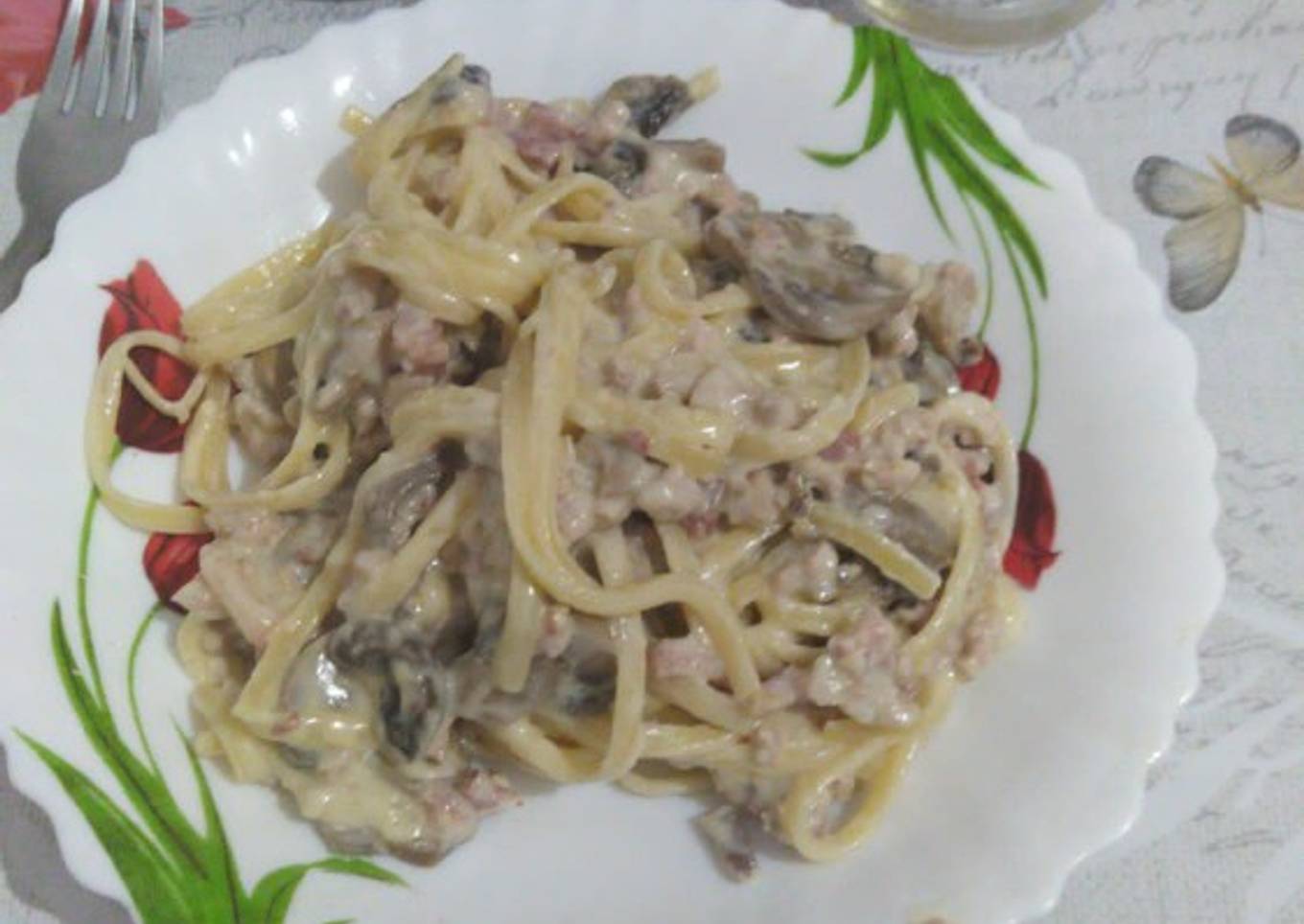 Espaguetis con nata, bacon y champiñones