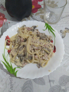 Una foto de Espaguetis con nata, bacon y champiñones