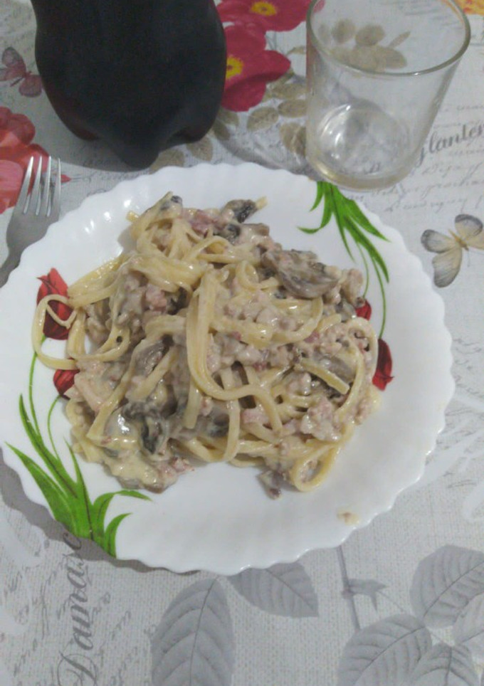Una foto de Espaguetis con nata, bacon y champiñones