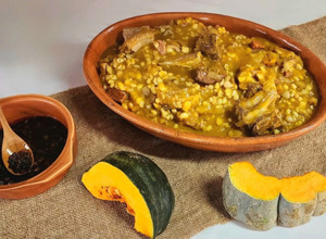 Una foto de 🇦🇷🥘 Locro Argentino a la olla de hierro 🥘🇦🇷