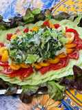 Salade composée au concombre, tomates, feuille de chêne et oignon rouge