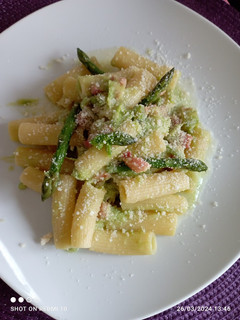 Foto di Rigatoni con crema di asparagi e pancetta affumicata