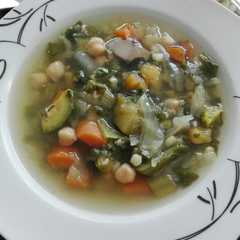 Una foto de Caldo Sopa de verduras de la huerta