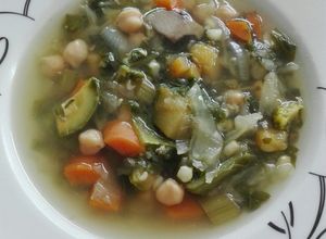 Una foto de Caldo Sopa de verduras de la huerta