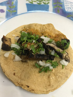 Una foto de Chicharrón de Portobello en tacos