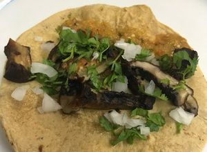 Una foto de Chicharrón de Portobello en tacos