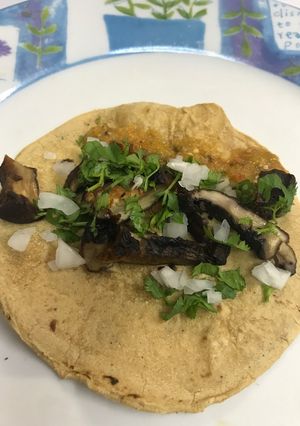 Una foto de Chicharrón de Portobello en tacos