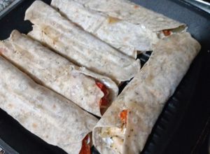 Una foto de Fajitas caseras de verduras, pollo y queso sardo