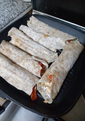 Una foto de Fajitas caseras de verduras, pollo y queso sardo
