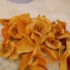 A picture of Bananas and apples dehydrated in air fryer 😋.