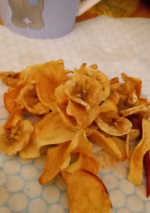 A picture of Bananas and apples dehydrated in air fryer 😋.