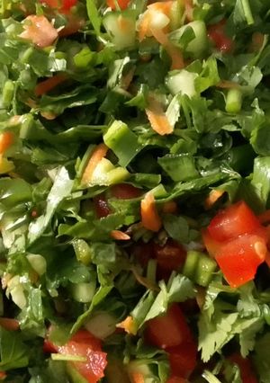 صورة لوصفة سلطه خضراء بالبصل الاخضر🥗
