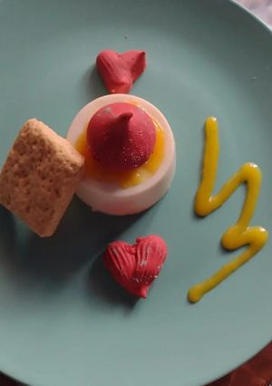 Una foto de Panna cotta con coulis de jamaica