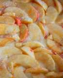 Шарлотка с яблоками на сковороде