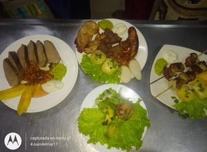 Una foto de Brochetas de pollo y Filet mignon