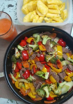 Hình của món Bò xào lúc lắc ăn kèm dứa, và nước ép cà rốt + lê.