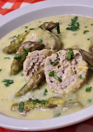 Spárga krémleves spárgás húsgombóccal recept fotója