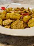Ñoquis con pimientos tricolor, pollo y pesto de pipas