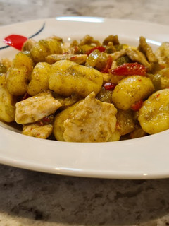 Una foto de Ñoquis con pimientos tricolor, pollo y pesto de pipas