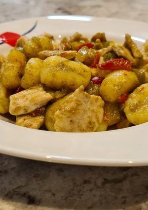 Una foto de Ñoquis con pimientos tricolor, pollo y pesto de pipas