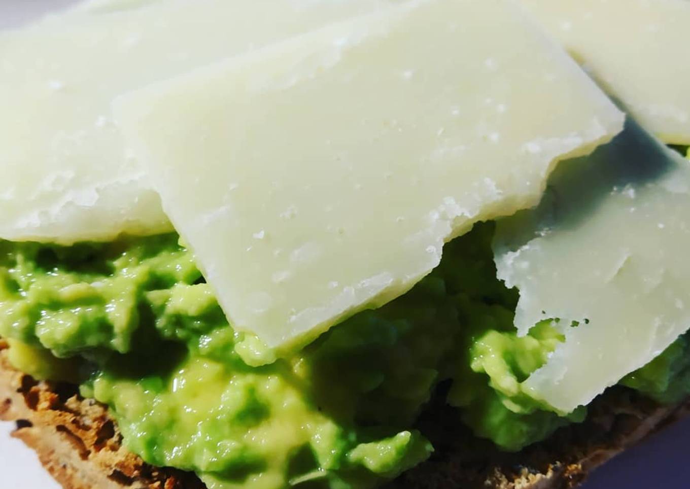 Tostada de aguacate y parmesano