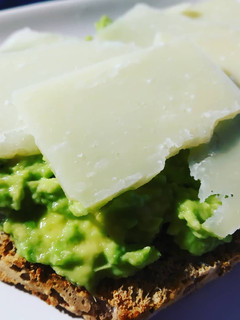 Una foto de Tostada de aguacate y parmesano