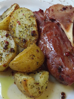 Una foto de Codillo al horno con patatas especiadas