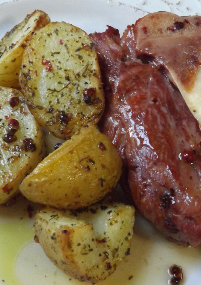 Una foto de Codillo al horno con patatas especiadas