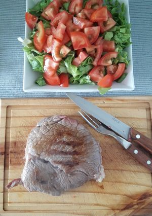 Una foto de Churrasco con ensalada