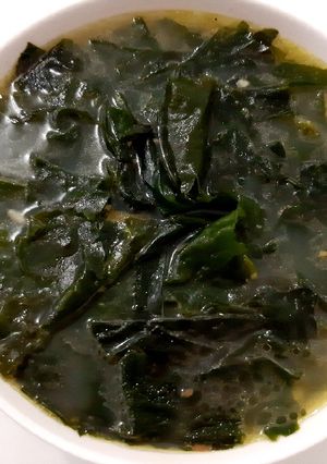 Foto resep Sup Rumput Laut Korea (Miyeok Guk)