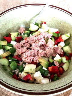Una foto de Ensalada de aguacate, atún y queso feta