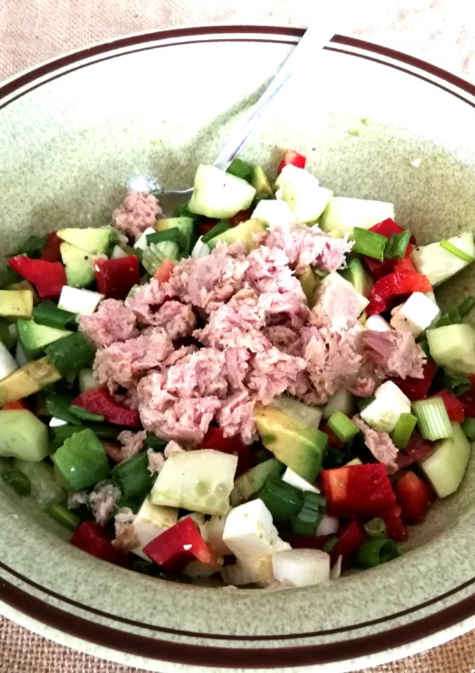 Una foto de Ensalada de aguacate, atún y queso feta