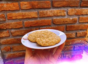 Una foto de Cookies con avena y choco blanco ✨