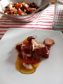 Una foto de Ensalada templada de pulpo y remolacha