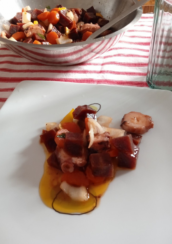 Una foto de Ensalada templada de pulpo y remolacha