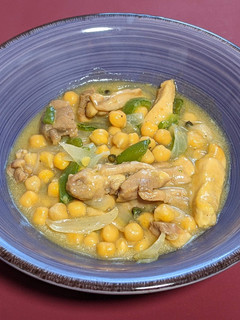Una foto de Pollo con garbanzos a la pimienta verde