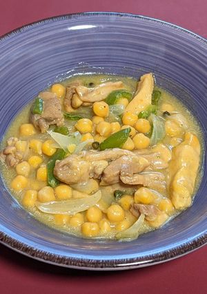 Foto principal de Pollo con garbanzos a la pimienta verde