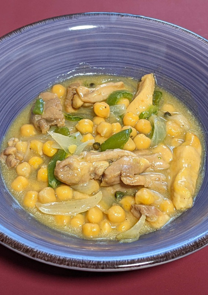 Una foto de Pollo con garbanzos a la pimienta verde