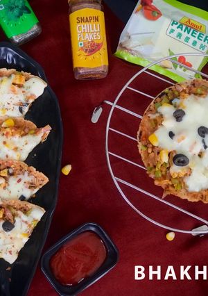પનીર ચીઝી ભાખરી પીઝા (Paneer Cheesy Bhakhri Pizza Recipe In Gujarati) રેસીપી મુખ્ય ફોટો