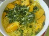 Fideos de arroz y salmón