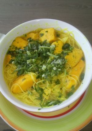 Una foto de Fideos de arroz y salmón